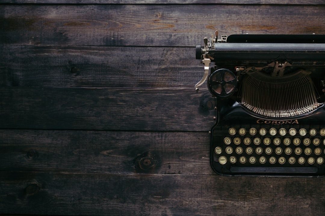 Vintage mechanische typemachine op een donkere houten ondergrond