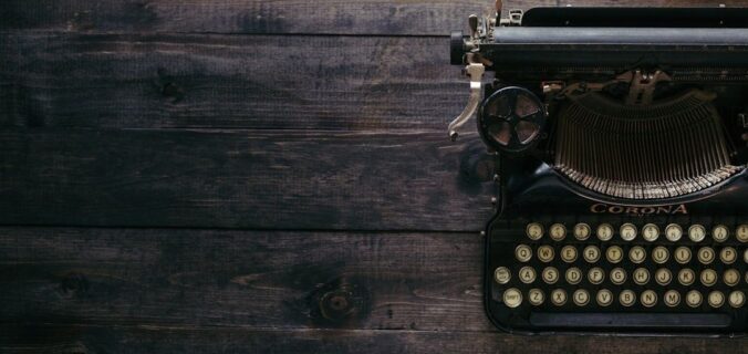 Oude mechanische typemachine op een donkere houten ondergrond