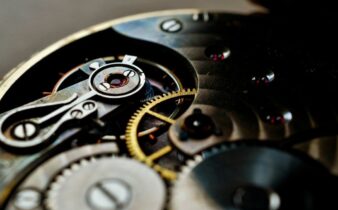 Close-up van tandwielen en metalen onderdelen in een mechanisch horloge