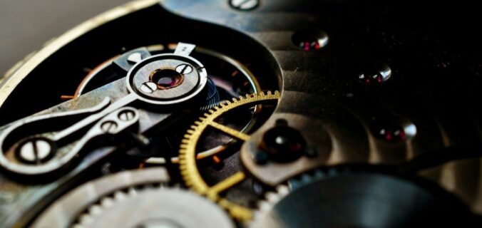 Close-up van tandwielen en metalen onderdelen in een mechanisch horloge