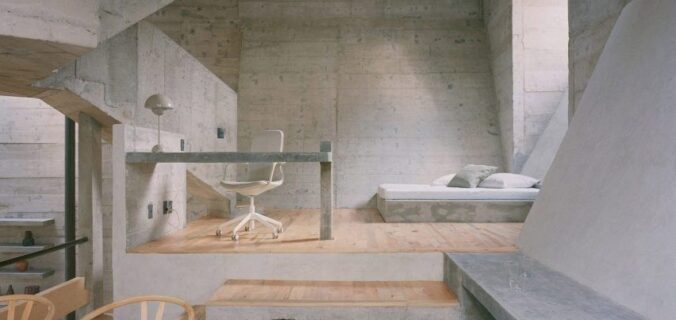 Brutalistisch interieur met betonnen muren, houten vloer en bed